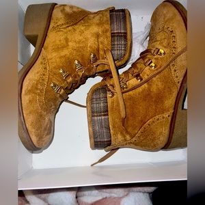 Tommy Hilfiger Tan lace boots! Pre loved rarely worn! Size7 very Good Condition